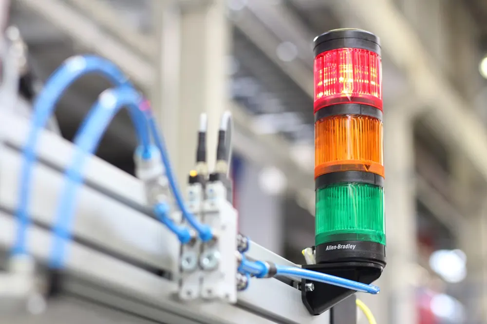 Manufacturing facility green yellow red light system warning